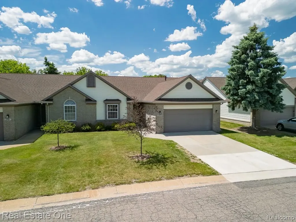 283 Whispering Hill Commerce Charter Township MI 48390