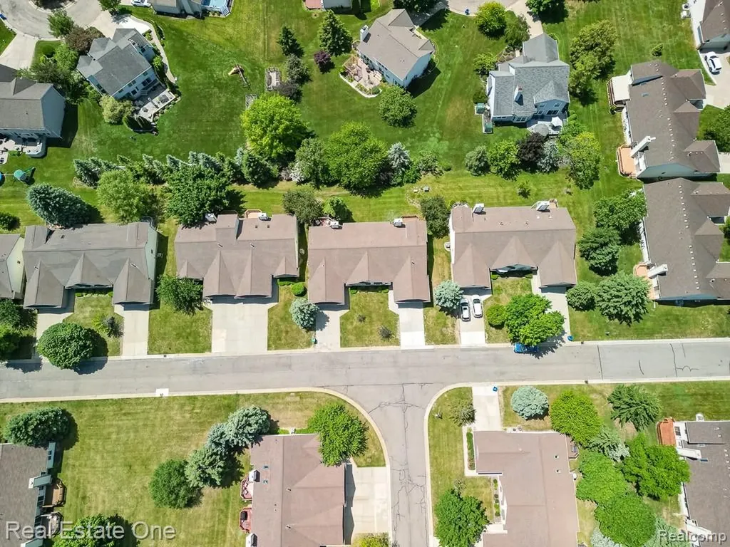 283 Whispering Hill Commerce Charter Township MI 48390