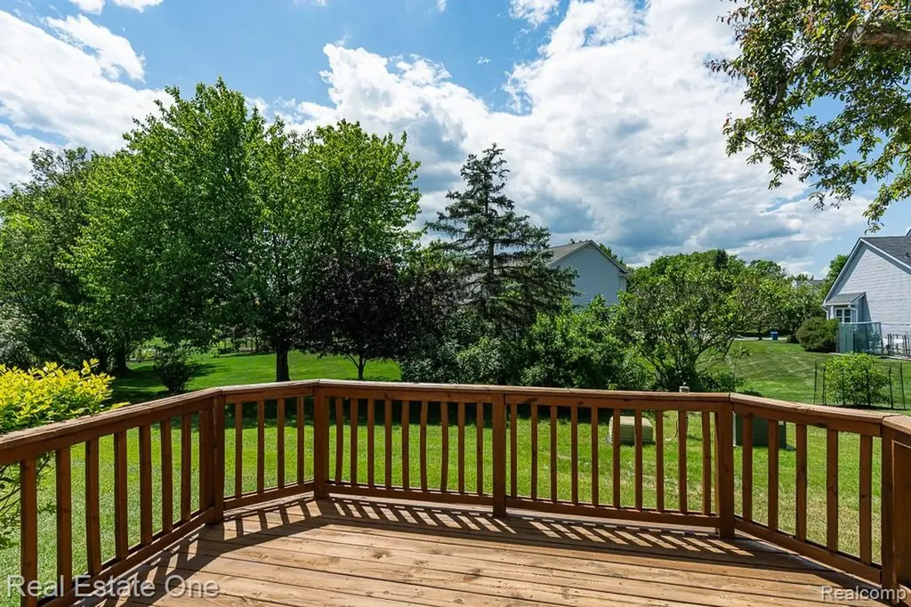 283 Whispering Hill Commerce Charter Township MI 48390