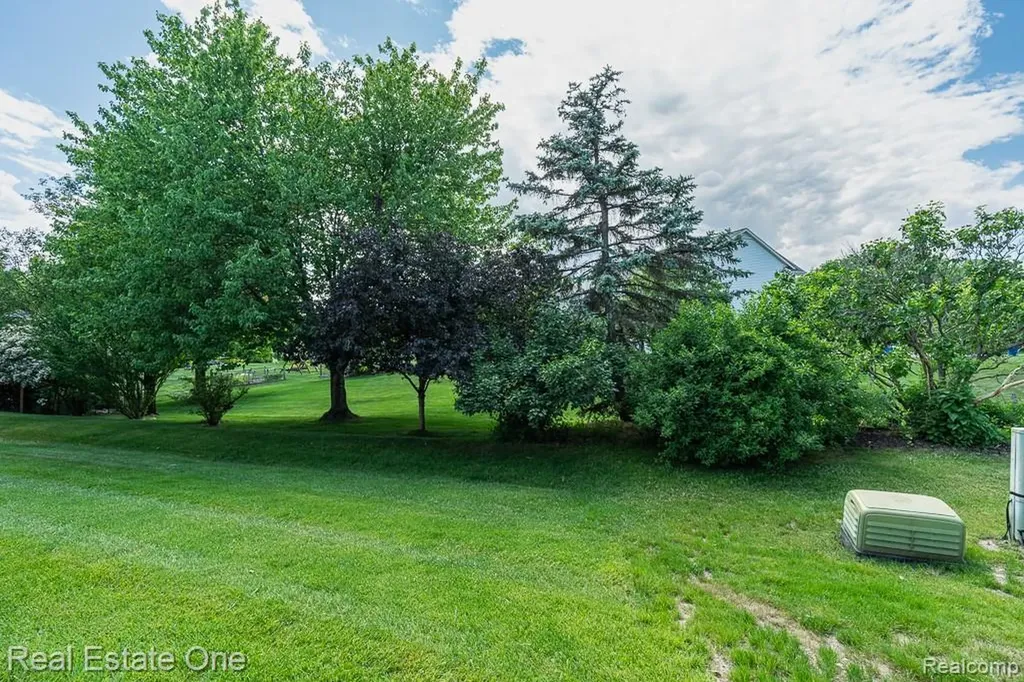 283 Whispering Hill Commerce Charter Township MI 48390