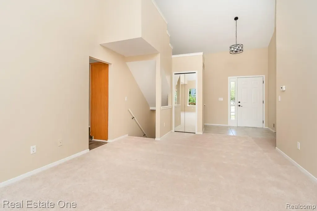 283 Whispering Hill Commerce Charter Township MI 48390