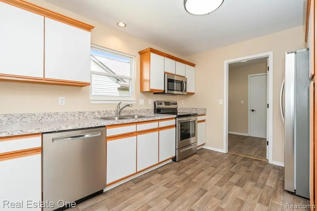 283 Whispering Hill Commerce Charter Township MI 48390