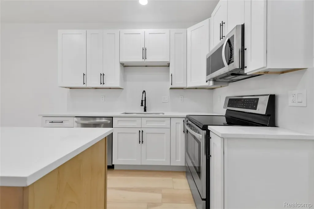 4392 Gateway Circle West Bloomfield Charter Township MI 48322
