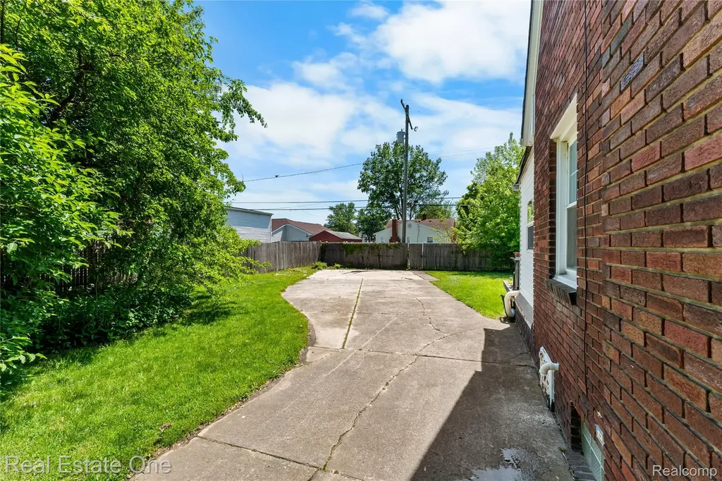 433 Kings Highway Wyandotte City MI 48192