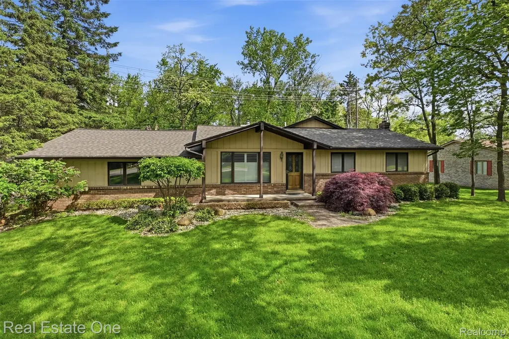 6920 Pontiac Trail West Bloomfield Charter Township MI 48323