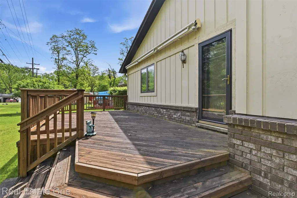 6920 Pontiac Trail West Bloomfield Charter Township MI 48323