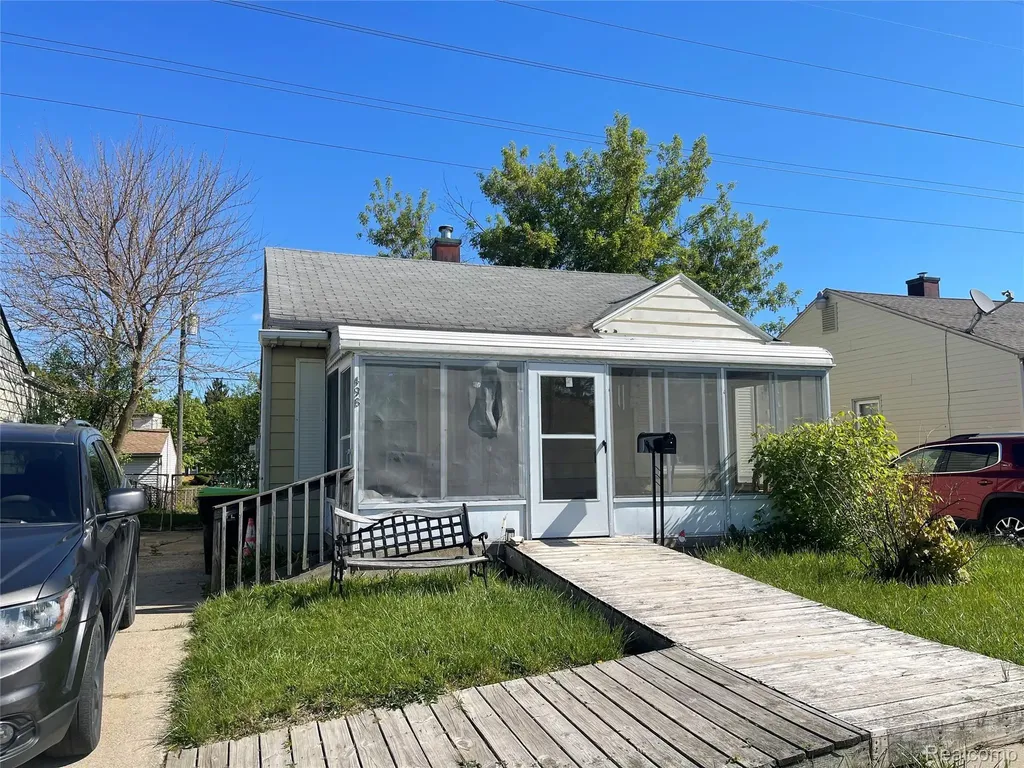 498 Montana Avenue Pontiac City MI 48341