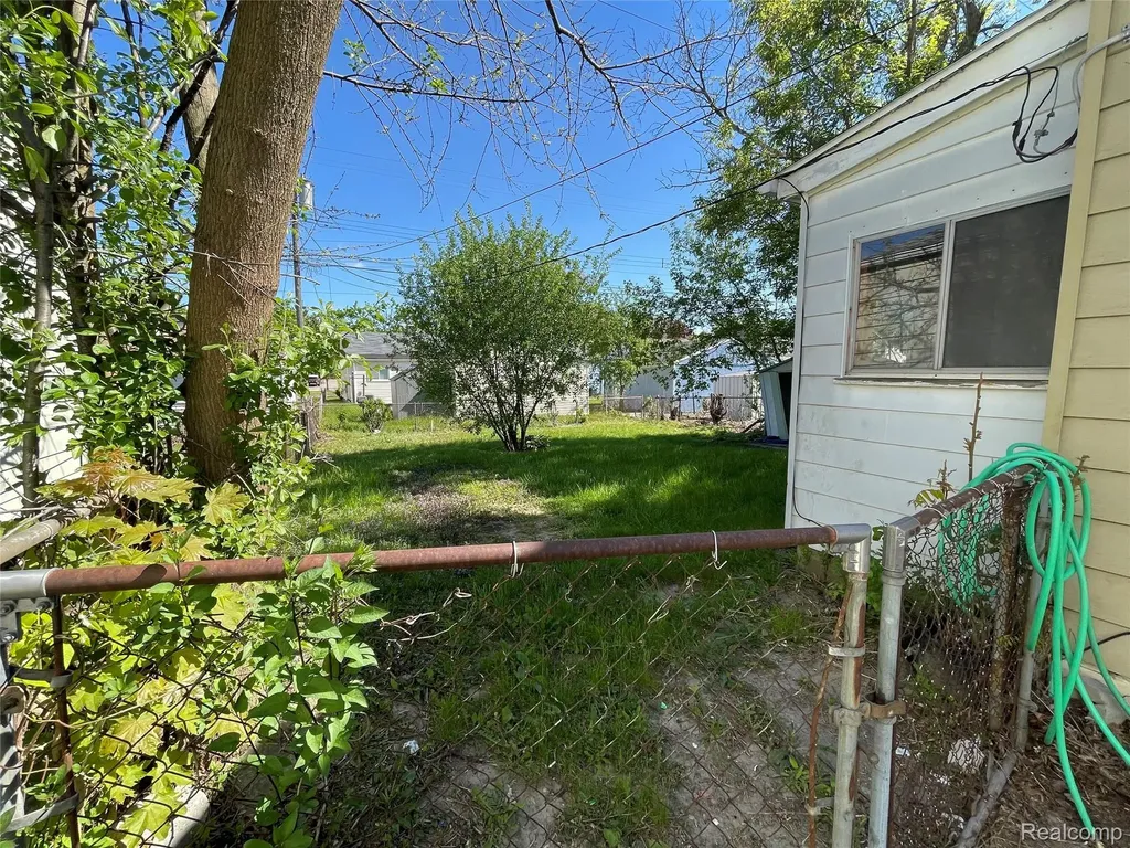 498 Montana Avenue Pontiac City MI 48341