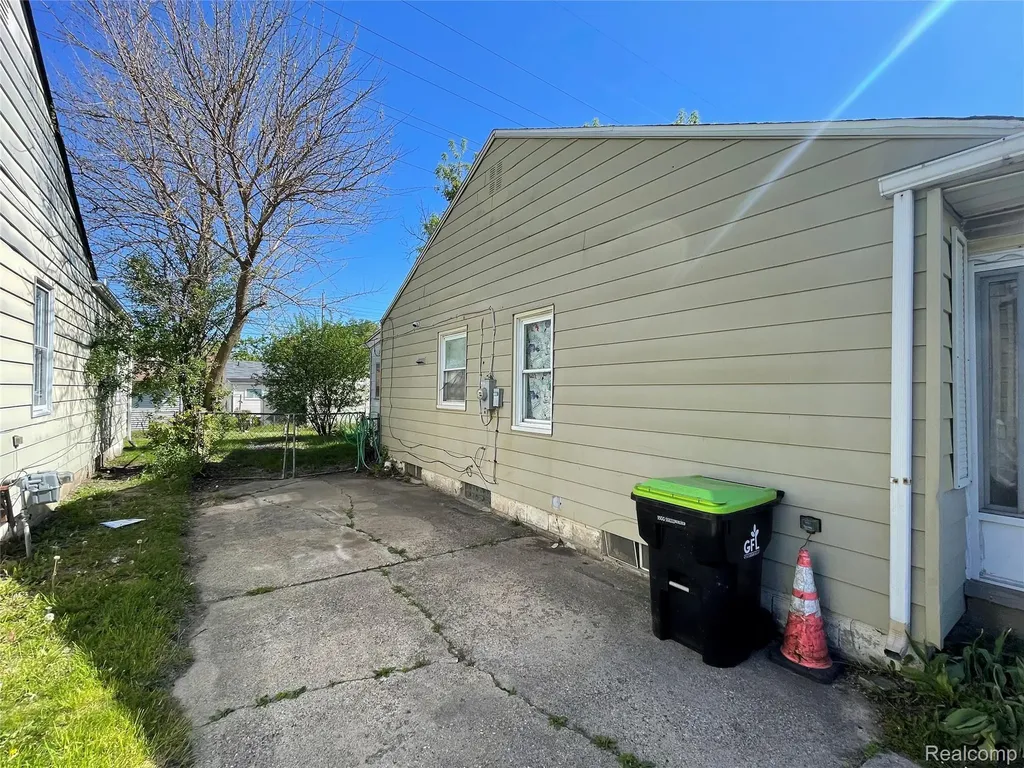 498 Montana Avenue Pontiac City MI 48341