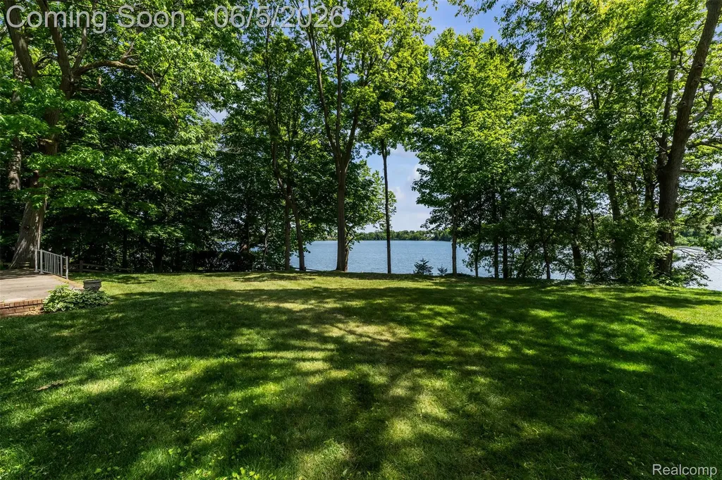 47435 N Shore Drive Van Buren Charter Township MI 48111