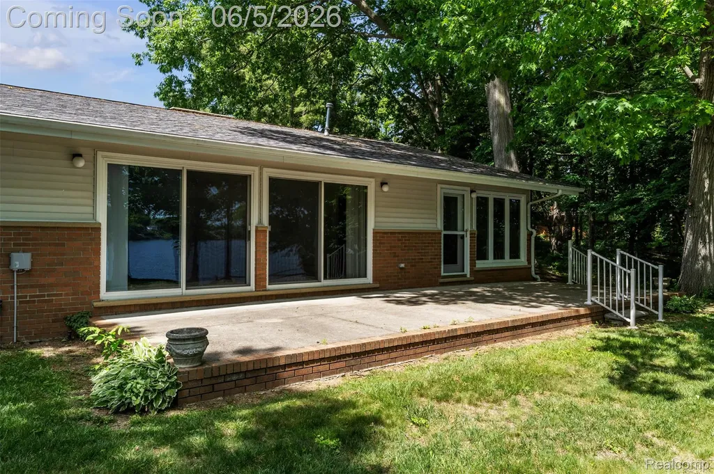 47435 N Shore Drive Van Buren Charter Township MI 48111