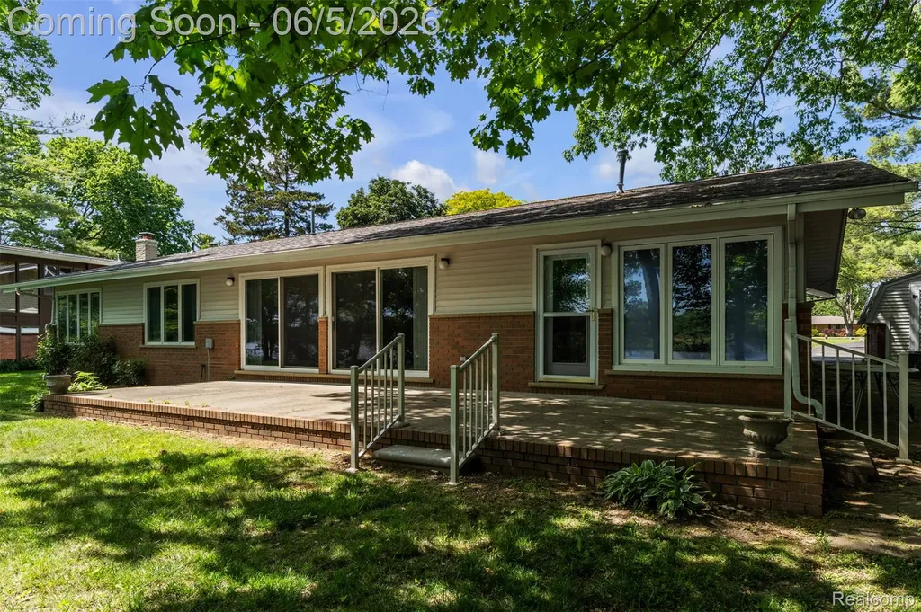 47435 N Shore Drive Van Buren Charter Township MI 48111