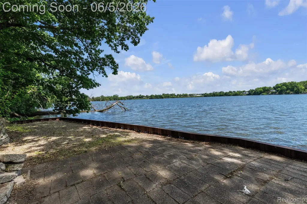47435 N Shore Drive Van Buren Charter Township MI 48111