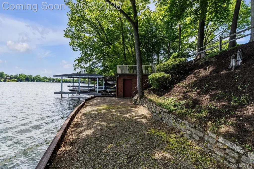 47435 N Shore Drive Van Buren Charter Township MI 48111