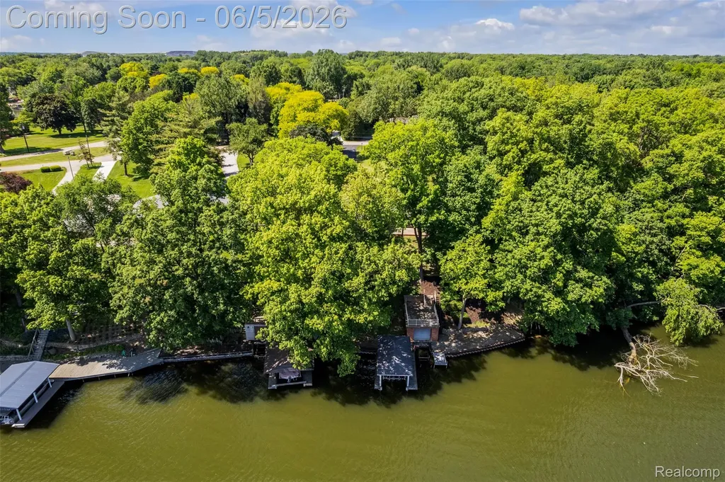 47435 N Shore Drive Van Buren Charter Township MI 48111