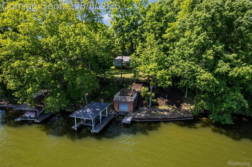 47435 N Shore Drive Van Buren Charter Township MI 48111