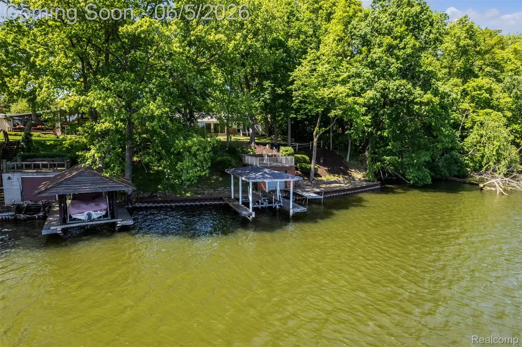 47435 N Shore Drive Van Buren Charter Township MI 48111