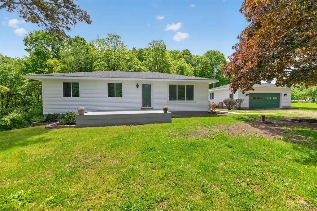 1976 Kathy Drive Hamburg Township MI 48189
