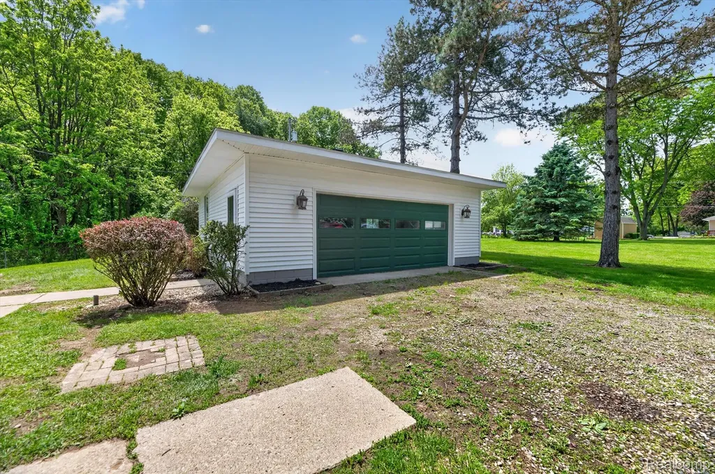 1976 Kathy Drive Hamburg Township MI 48189