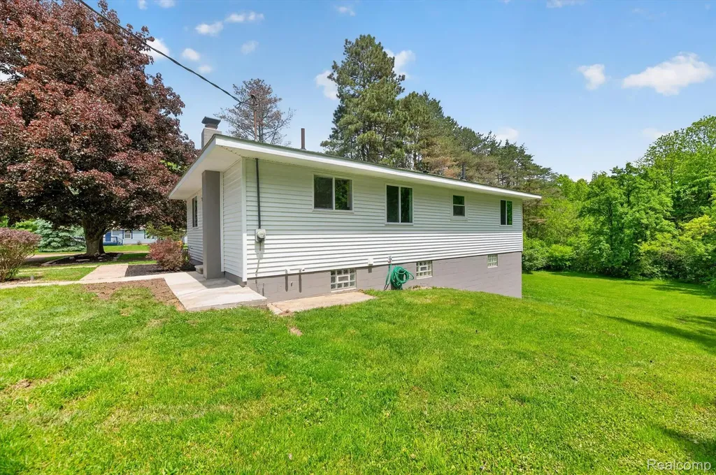 1976 Kathy Drive Hamburg Township MI 48189