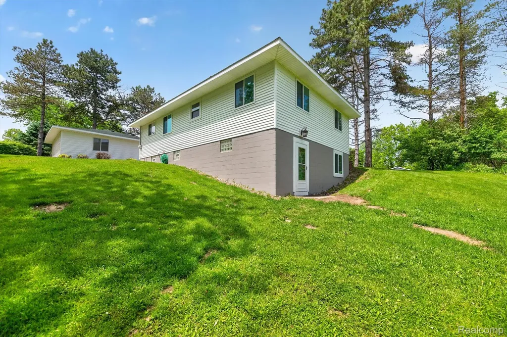 1976 Kathy Drive Hamburg Township MI 48189