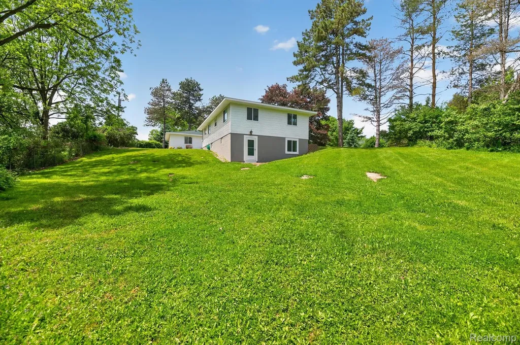 1976 Kathy Drive Hamburg Township MI 48189