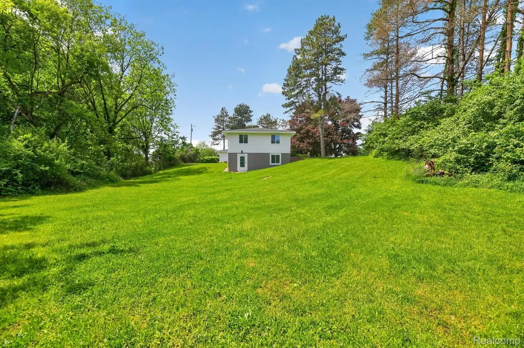 1976 Kathy Drive Hamburg Township MI 48189