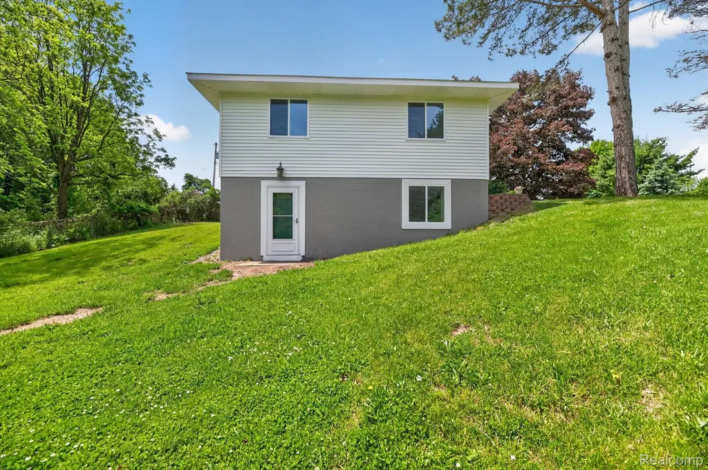 1976 Kathy Drive Hamburg Township MI 48189