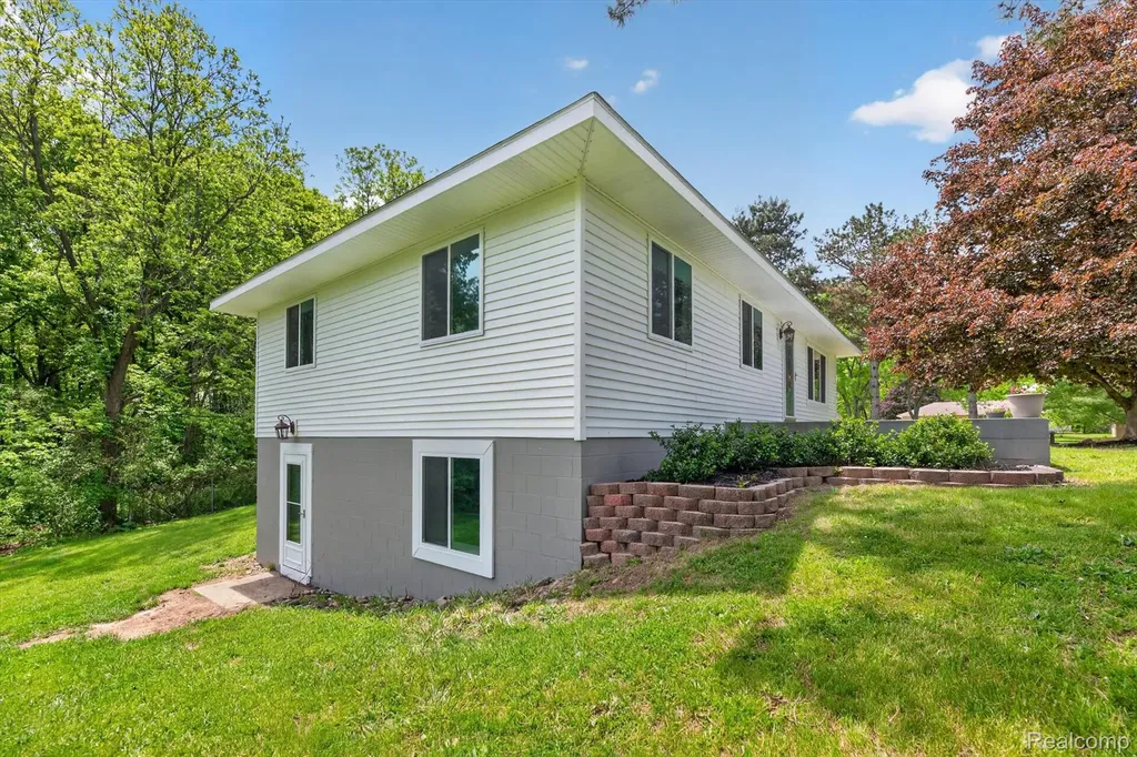 1976 Kathy Drive Hamburg Township MI 48189
