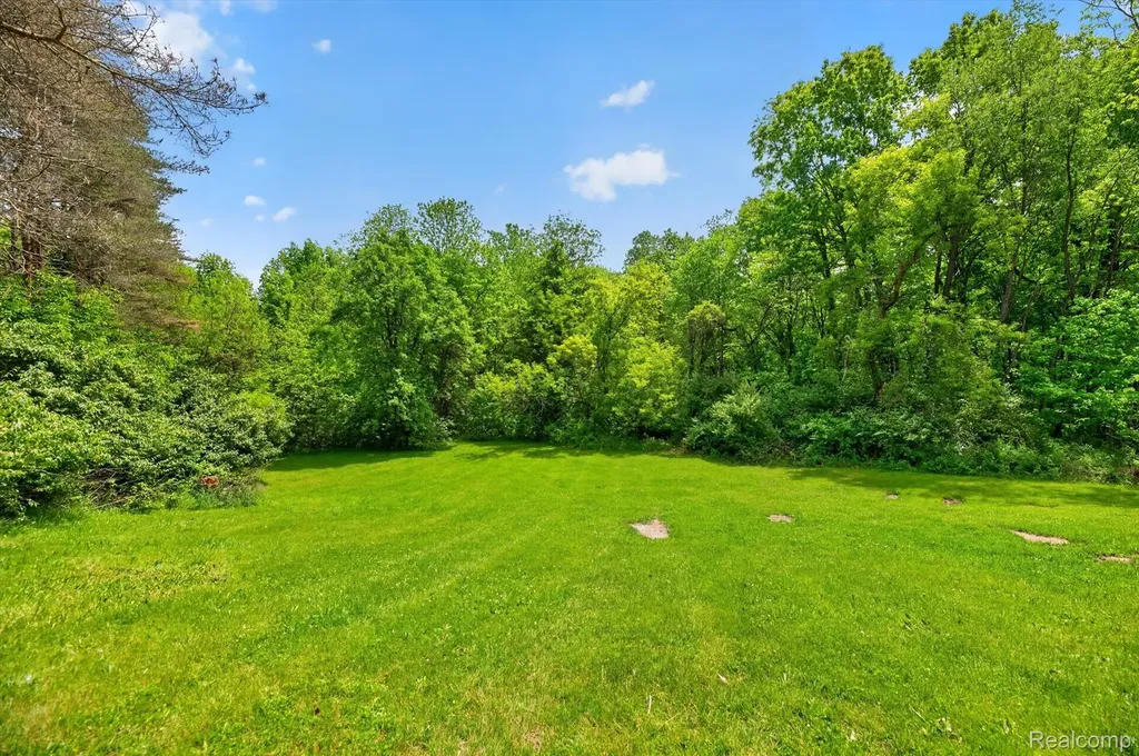1976 Kathy Drive Hamburg Township MI 48189