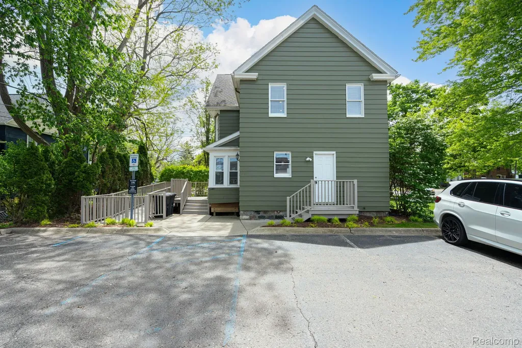 640 W University Drive Rochester City MI 48307