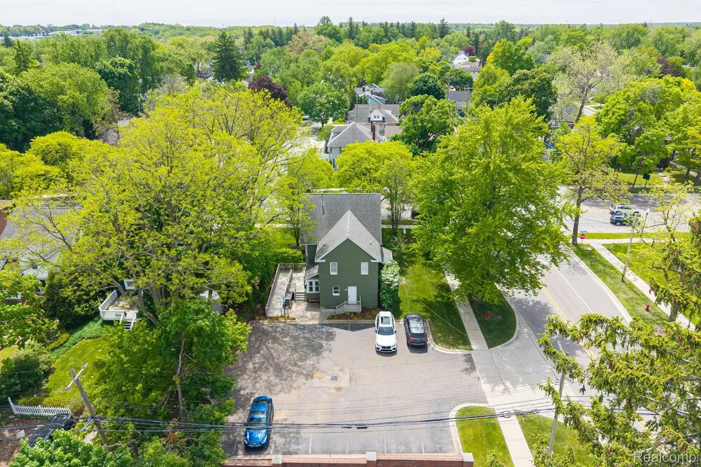 640 W University Drive Rochester City MI 48307