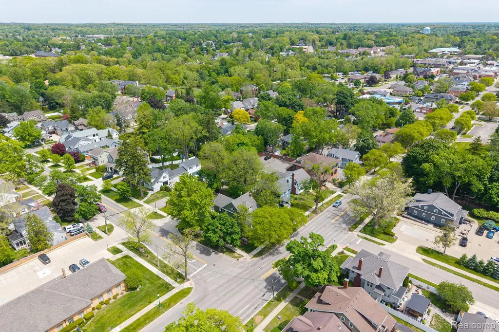 640 W University Drive Rochester City MI 48307