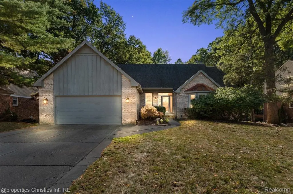 6835 High Ridge Road West Bloomfield Charter Township MI 48324
