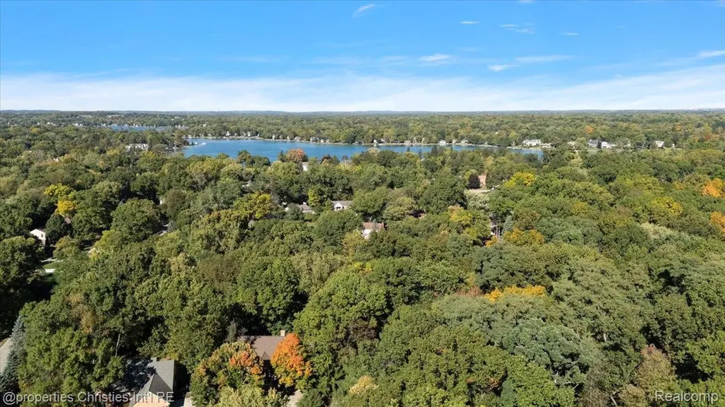 6835 High Ridge Road West Bloomfield Charter Township MI 48324