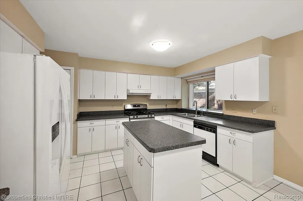 6835 High Ridge Road West Bloomfield Charter Township MI 48324