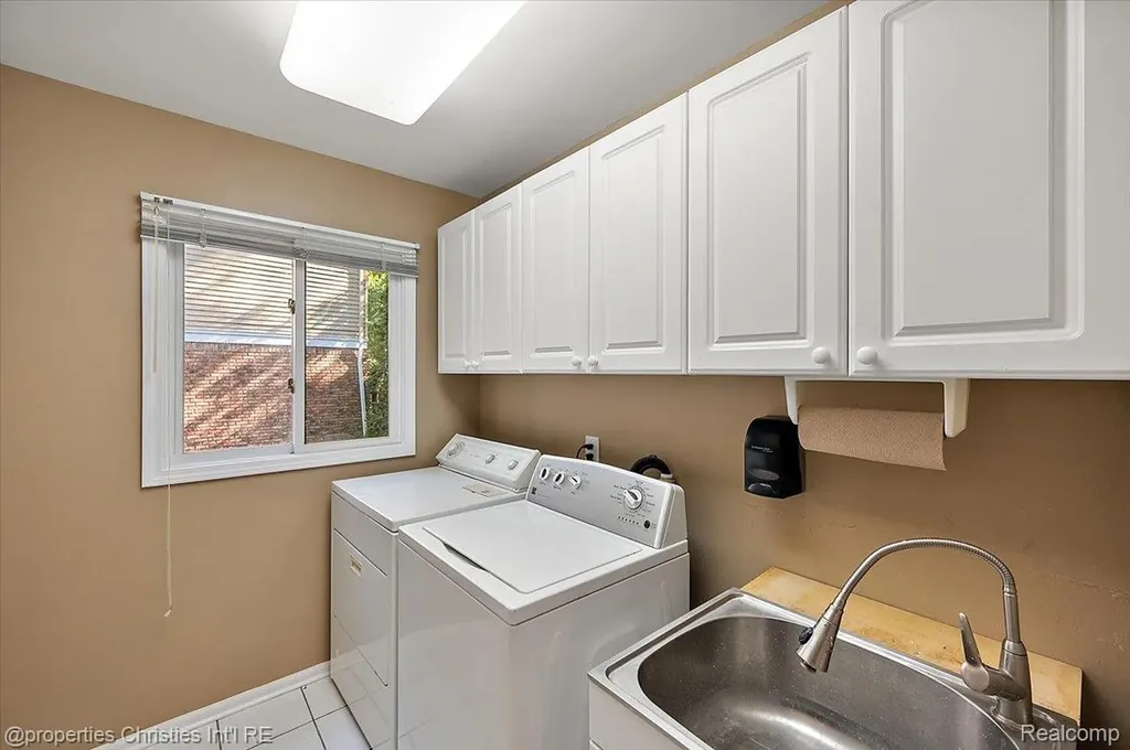6835 High Ridge Road West Bloomfield Charter Township MI 48324