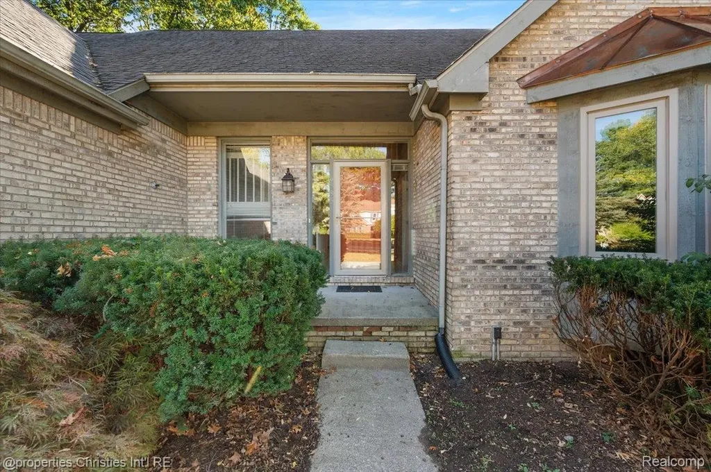 6835 High Ridge Road West Bloomfield Charter Township MI 48324