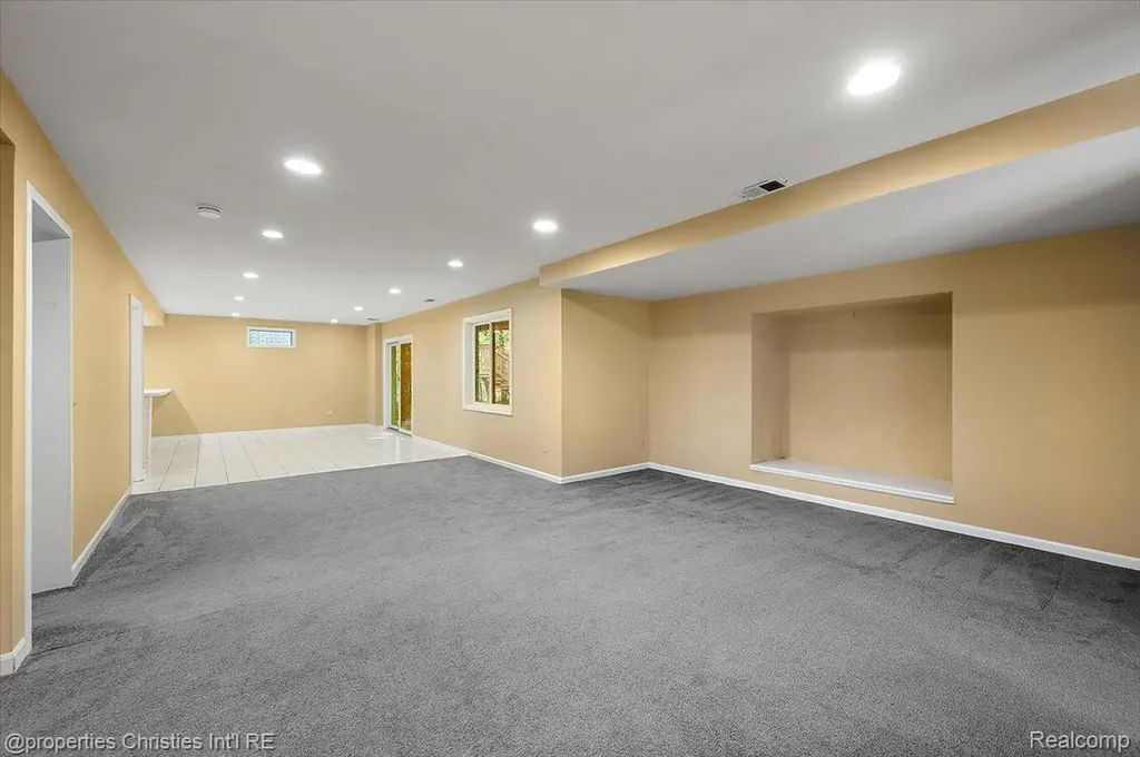 6835 High Ridge Road West Bloomfield Charter Township MI 48324