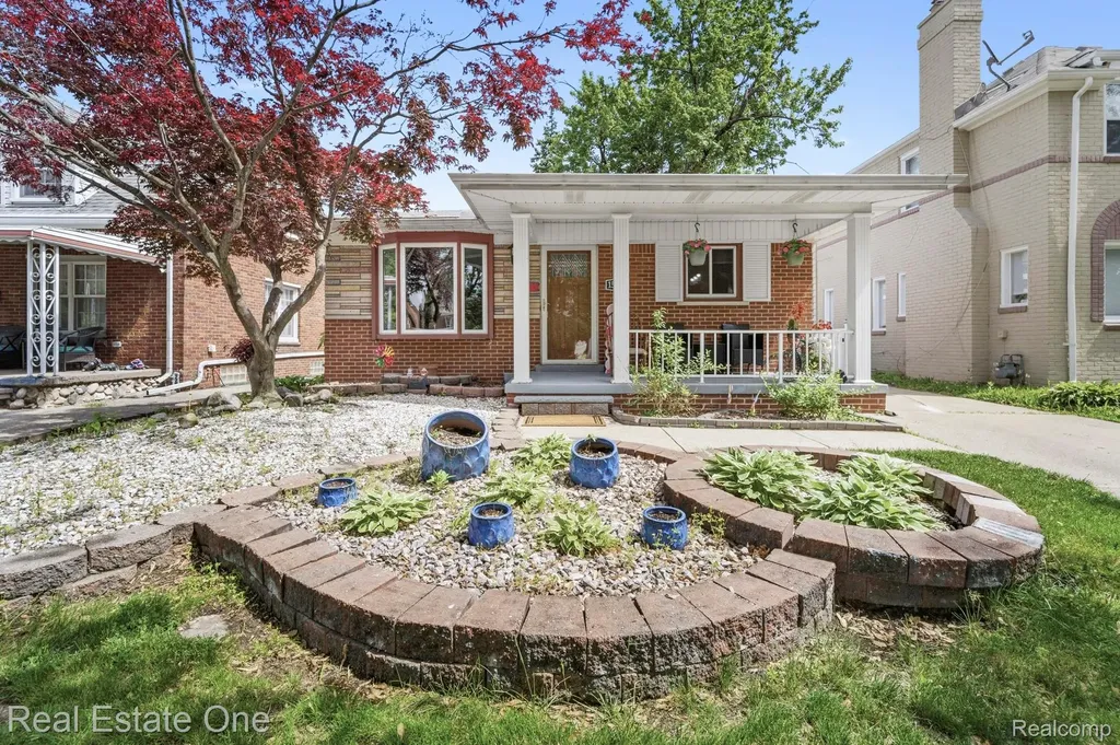 15274 Regina Avenue Allen Park City MI 48101