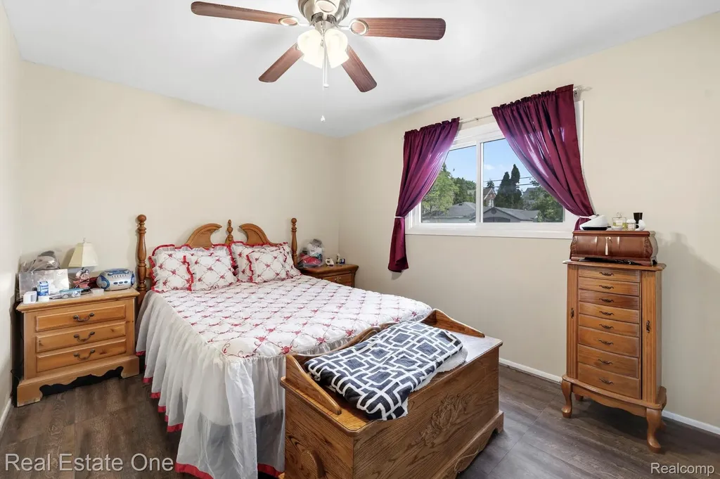 15274 Regina Avenue Allen Park City MI 48101