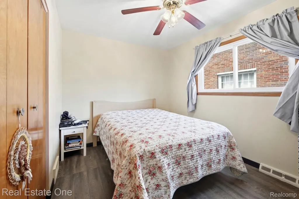 15274 Regina Avenue Allen Park City MI 48101