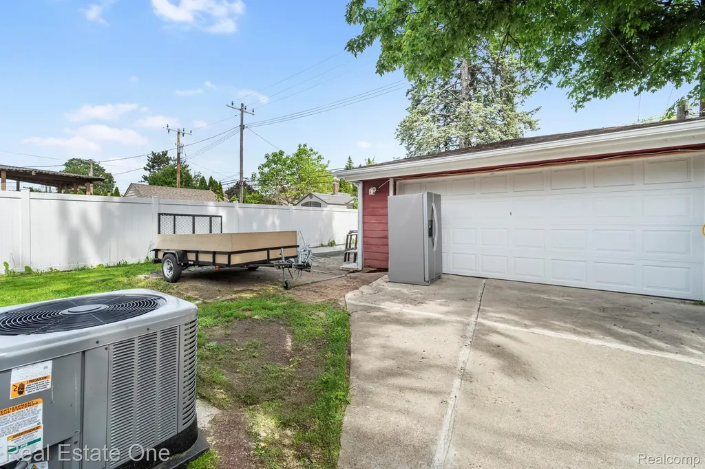 15274 Regina Avenue Allen Park City MI 48101