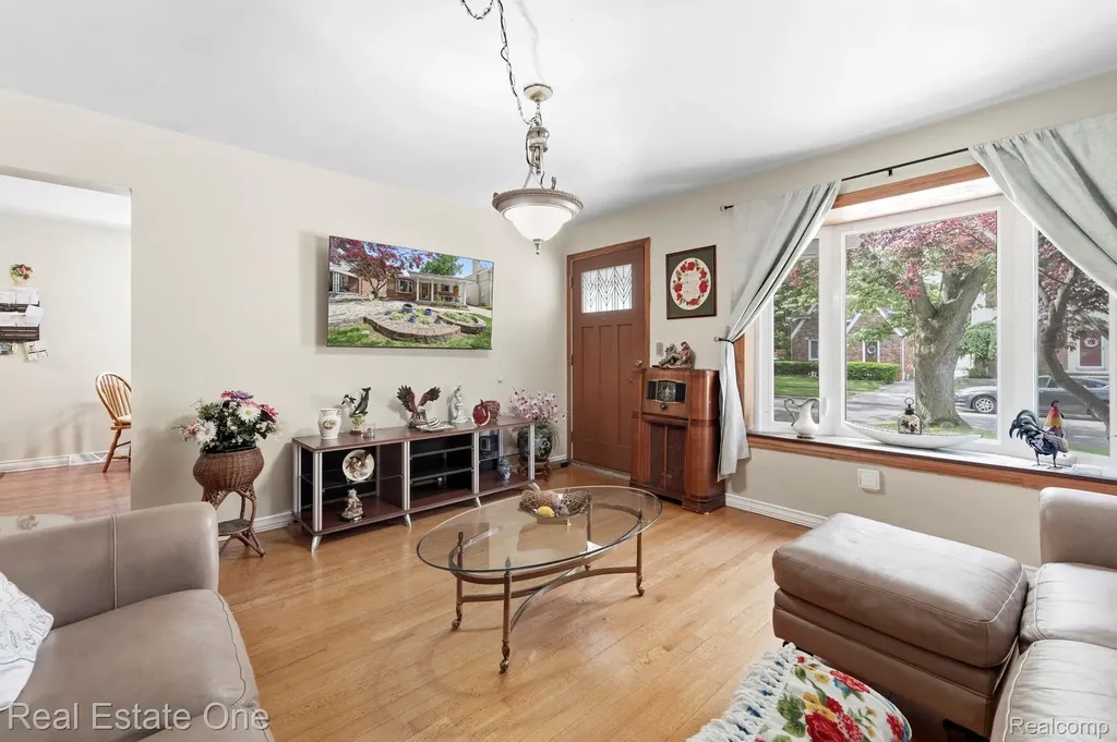 15274 Regina Avenue Allen Park City MI 48101