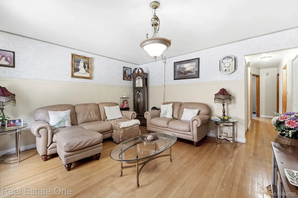 15274 Regina Avenue Allen Park City MI 48101