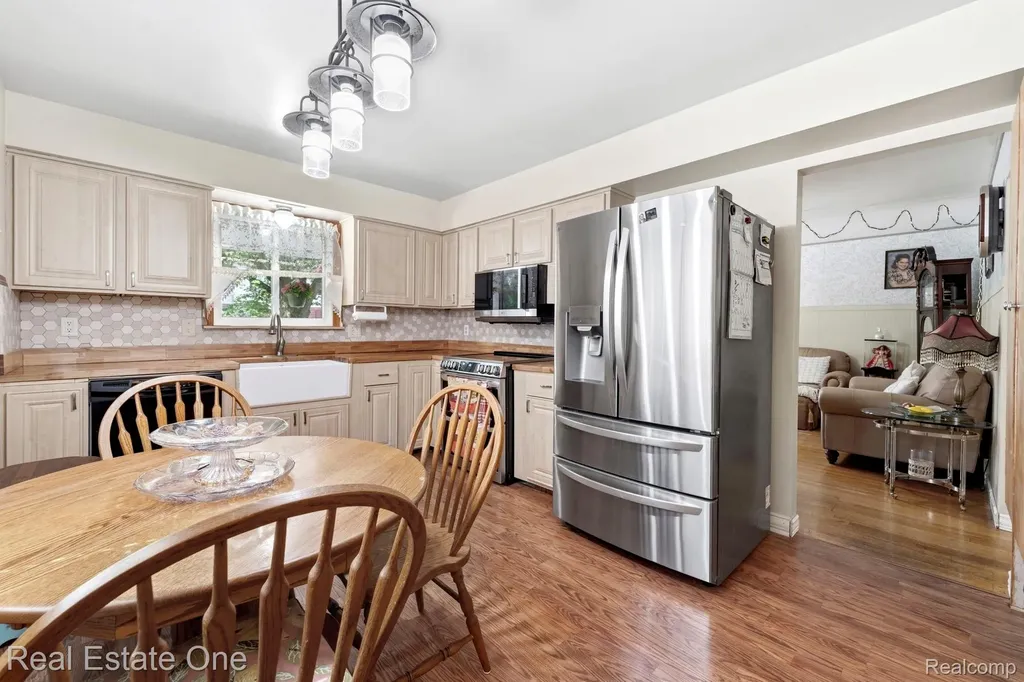 15274 Regina Avenue Allen Park City MI 48101