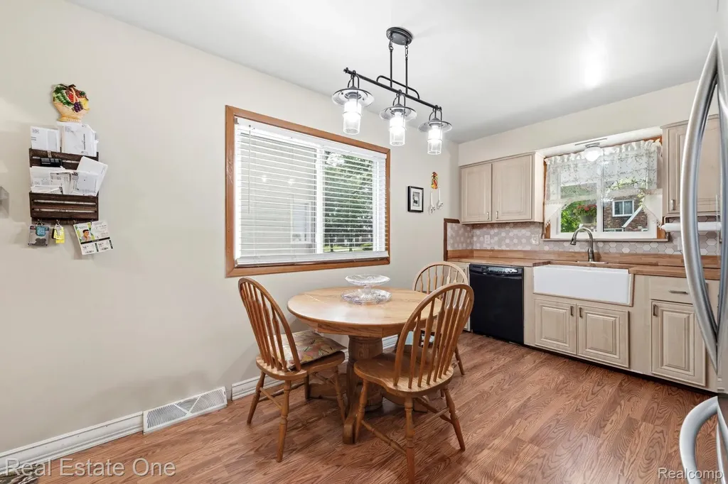 15274 Regina Avenue Allen Park City MI 48101