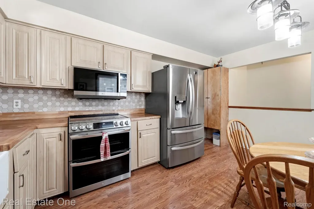 15274 Regina Avenue Allen Park City MI 48101