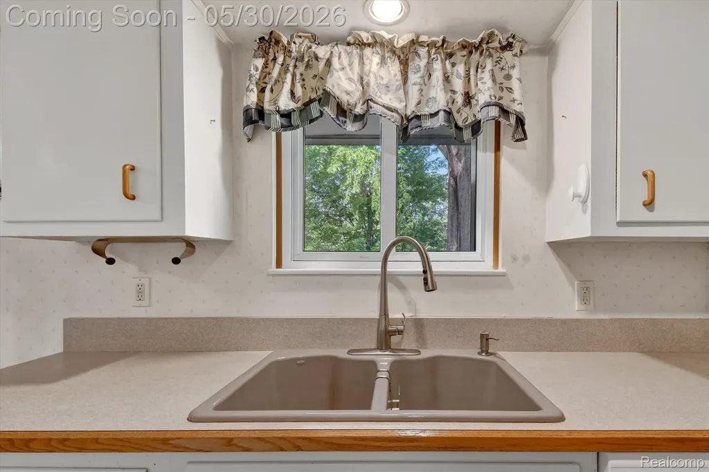 721 Robbinann Drive Waterford Charter Township MI 48328