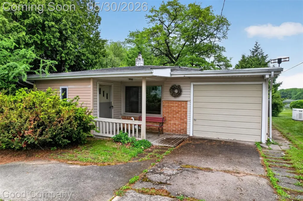 953 Lake Drive Oxford Charter Township MI 48371